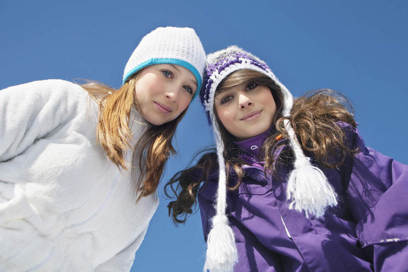 西方人,两个人,伙伴,朋友,站,笑,微笑,横图,室外,白天,仰视,友谊,帽子,欧洲,欧洲人,服装,注视,衣服,蓝色,蓝天,天空,天,低头,观察,看,站着,温暖,服饰,晴朗,观看,羽绒服,保暖,察看,御寒,关注,万里无云,编织帽,冬装,友情,年轻女性,女人,女性,白种人,晴空,晴空万里,站立,半身,彩图,低角度拍摄