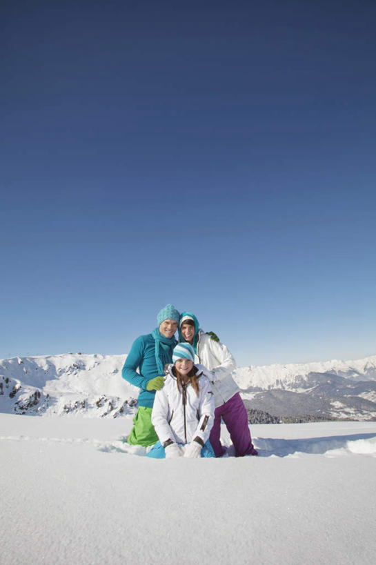 西方人,儿童,三个人,家庭,夫妻,母亲,父亲,女儿,跪,笑,微笑,露齿笑,竖图,室外,白天,正面,爱情,纯洁,雪,大雪,靠垫,帽子,欧洲,欧洲人,一排,服装,整齐,装饰,积雪,雪景,冬季,冬天,靠枕,浪漫,注视,排列,小孩,衣服,蓝色,蓝天,天空,手套,垫子,枕头,天,观察,看,温暖,温馨,父女,母女,三口之家,一家人,恩爱,父爱,寒冷,可爱,母爱,童年,童趣,恋人,服饰,观看,羽绒服,保暖,华丽,点缀,和睦,察看,御寒,队列,关注,童真,烂漫,无邪,衬托,美观,雅致,雅观,编织帽,严寒,冬装,天真,男人,男性,年轻男性,年轻女性,女孩,女人,女性,白种人,孩子,年轻人,夫妇,情侣,跪着,彩图,全身,伴侣,融洽,女生