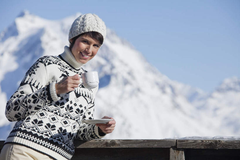 西方人,一个人,站,笑,微笑,露齿笑,横图,室外,白天,正面,毛衣,山,雪,雪山,大雪,杯子,帽子,欧洲,欧洲人,仅一个年轻女性,仅一个女性,仅一个人,握,朦胧,模糊,瓷器,冰,积雪,山峰,雪景,冬季,冬天,咖啡杯,陶瓷制品,山峦,拿,拿着,注视,蓝色,蓝天,天空,天,观察,看,站着,寒冷,握着,晴朗,观看,察看,冰冷,关注,瓷杯,线衫,万里无云,编织帽,严寒,冰凉,酷寒,凛冽,凛凛,极冷,年轻女性,女人,女性,白种人,晴空,晴空万里,站立,半身,彩图,绒衣,套衫,套头毛衣,线衣