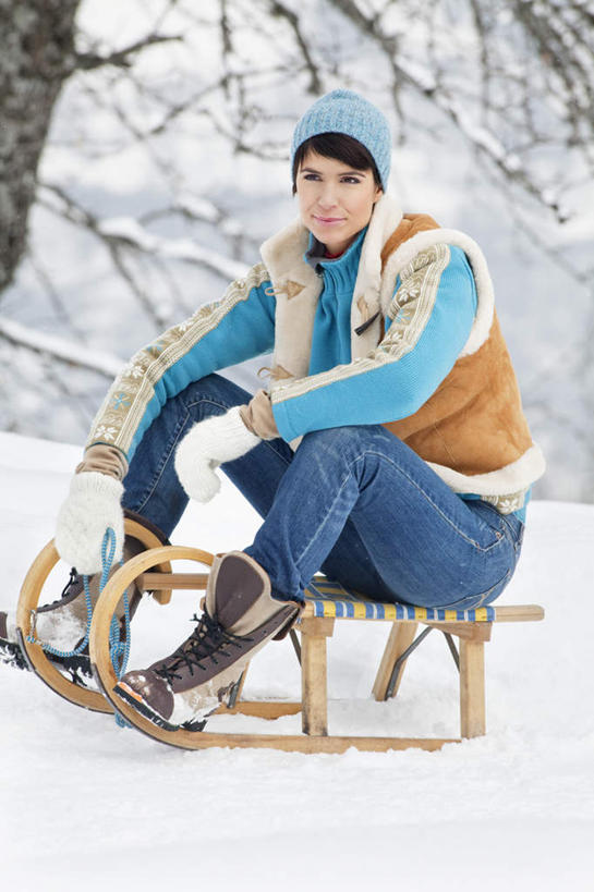 西方人,一个人,坐,笑,微笑,竖图,室外,白天,侧面,雪,植物,大雪,帽子,欧洲,欧洲人,仅一个年轻女性,仅一个女性,仅一个人,握,服装,装饰,积雪,雪景,冬季,冬天,扭头,注视,车,树,树木,衣服,绿色,自然,手套,交通工具,观察,看,转头,温暖,寒冷,握着,服饰,生长,成长,观看,羽绒服,保暖,华丽,雪橇,点缀,察看,御寒,关注,载具,雪橇车,衬托,美观,雅致,雅观,编织帽,严寒,冬装,年轻女性,女人,女性,白种人,坐着,彩图,全身