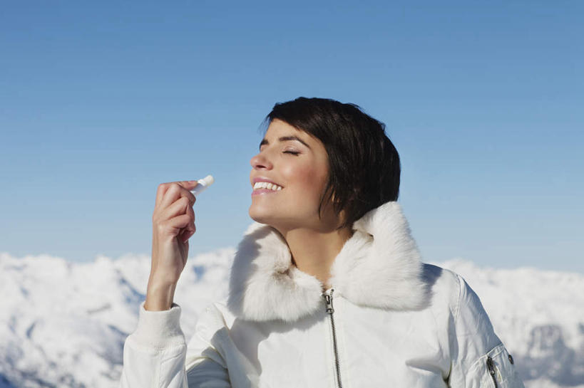 西方人,一个人,站,闭眼,笑,微笑,露齿笑,横图,室外,白天,正面,化妆,美容,山,雪,雪山,大雪,欧洲,欧洲人,仅一个年轻女性,仅一个女性,仅一个人,护肤,握,服装,冰,积雪,山峰,雪景,冬季,冬天,山峦,拿,拿着,衣服,蓝色,蓝天,天空,唇膏,化妆品,口红,天,站着,保养,享受,休闲,温暖,放松,寒冷,握着,保健,服饰,晴朗,羽绒服,保暖,冰冷,御寒,化妆用品,养颜,万里无云,严寒,冰凉,酷寒,凛冽,凛凛,极冷,唇棒,冬装,年轻女性,女人,女性,白种人,晴空,晴空万里,闭眼睛,闭着眼,闭着眼睛,站立,半身,彩图