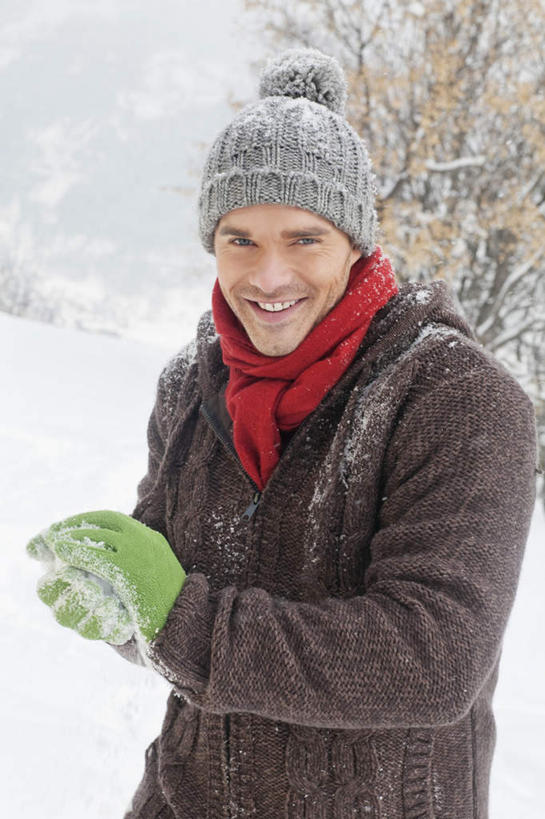 西方人,一个人,站,笑,微笑,露齿笑,竖图,室外,白天,正面,雪,植物,大雪,帽子,欧洲,欧洲人,仅一个男性,仅一个人,握,服装,装饰,积雪,雪景,冬季,冬天,拿,拿着,注视,树,树木,仅一个年轻男性,衣服,绿色,自然,手套,围巾,观察,看,站着,温暖,寒冷,握着,服饰,生长,成长,围脖,观看,羽绒服,保暖,华丽,点缀,察看,御寒,关注,衬托,美观,雅致,雅观,编织帽,严寒,冬装,男人,男性,年轻男性,白种人,站立,半身,彩图