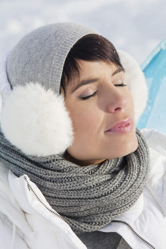 西方人,脸,头,脸颊,一个人,坐,闭眼,笑,微笑,竖图,俯视,室外,特写,白天,雪,大雪,帽子,欧洲,欧洲人,仅一个年轻女性,仅一个女性,仅一个人,服装,朦胧,模糊,装饰,积雪,雪景,冬季,冬天,注视,肩膀,衣服,围巾,观察,看,靠,靠着,温暖,寒冷,服饰,耳罩,围脖,观看,羽绒服,保暖,华丽,点缀,察看,御寒,关注,耳套,衬托,美观,雅致,雅观,编织帽,严寒,耳护,耳暖,冬装,年轻女性,女人,女性,白种人,头部,脸部,脸蛋,面部,闭眼睛,闭着眼,闭着眼睛,坐着,半身,彩图,高角度拍摄