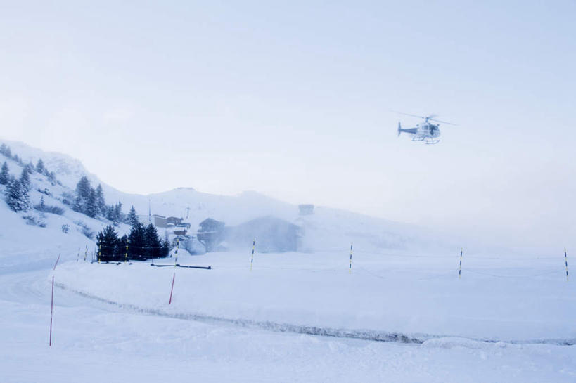 无人,横图,室外,白天,仰视,旅游,度假,美景,山,树林,雪,雪山,植物,大雪,飞机,法国,欧洲,飞翔,飞行,冰,积雪,景观,山峰,雪景,冬季,冬天,山峦,翱翔,娱乐,航空,飞,树,树木,蓝色,绿色,蓝天,天空,自然,交通工具,天,享受,休闲,景色,放松,寒冷,一架,生长,晴朗,成长,直升机,直升飞机,冰冷,自然风光,载具,万里无云,法兰西共和国,法兰西第五共和国,严寒,冰凉,酷寒,凛冽,凛凛,极冷,晴空,晴空万里,彩图,低角度拍摄