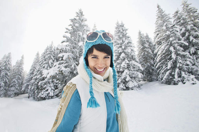 西方人,一个人,站,笑,微笑,露齿笑,横图,室外,白天,正面,树林,雪,植物,大雪,帽子,欧洲,欧洲人,仅一个年轻女性,仅一个女性,仅一个人,服装,装饰,墨镜,眼镜,积雪,雪景,冬季,冬天,注视,树,树木,衣服,绿色,天空,自然,太阳镜,太阳眼镜,围巾,天,观察,看,站着,温暖,遮阳镜,寒冷,服饰,生长,晴朗,成长,围脖,观看,羽绒服,保暖,华丽,点缀,察看,御寒,关注,万里无云,衬托,美观,雅致,雅观,编织帽,严寒,冬装,年轻女性,女人,女性,白种人,晴空,晴空万里,站立,半身,彩图