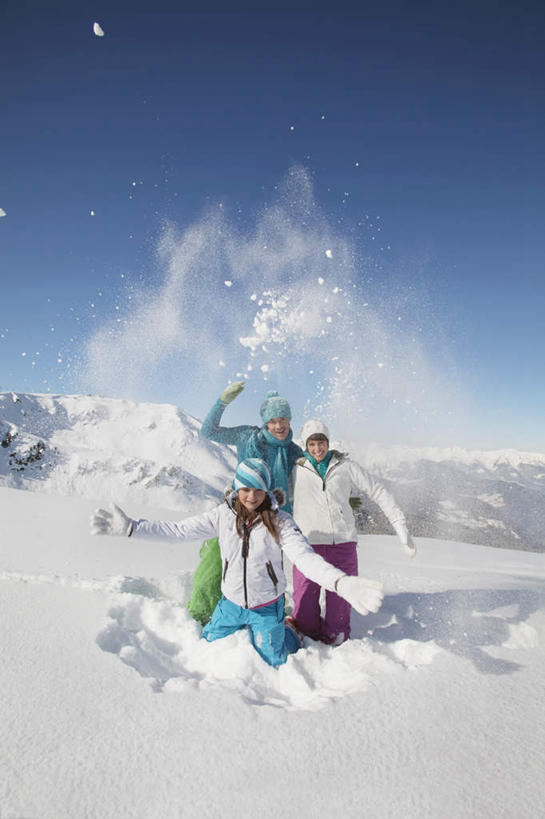 西方人,儿童,三个人,家庭,夫妻,母亲,父亲,女儿,站,跪,投,举,笑,微笑,露齿笑,竖图,室外,白天,正面,爱情,纯洁,水,雪,大雪,帽子,欧洲,欧洲人,飞溅,服装,装饰,溅,液体,积雪,水滴,雪景,冬季,冬天,浪漫,注视,水珠,小孩,衣服,蓝色,蓝天,天空,手套,天,观察,看,托,站着,温暖,温馨,父女,母女,三口之家,一家人,恩爱,父爱,寒冷,可爱,母爱,童年,童趣,恋人,服饰,晴朗,观看,羽绒服,保暖,华丽,点缀,和睦,察看,御寒,关注,喷洒,童真,烂漫,无邪,万里无云,衬托,美观,雅致,雅观,编织帽,严寒,冬装,天真,男人,男性,年轻男性,年轻女性,女孩,女人,女性,白种人,孩子,年轻人,夫妇,情侣,晴空,晴空万里,跪着,举起,举手,举着,抛,扔,撒,向上举,向上伸,向上托,站立,掷,彩图,全身,伴侣,融洽,女生