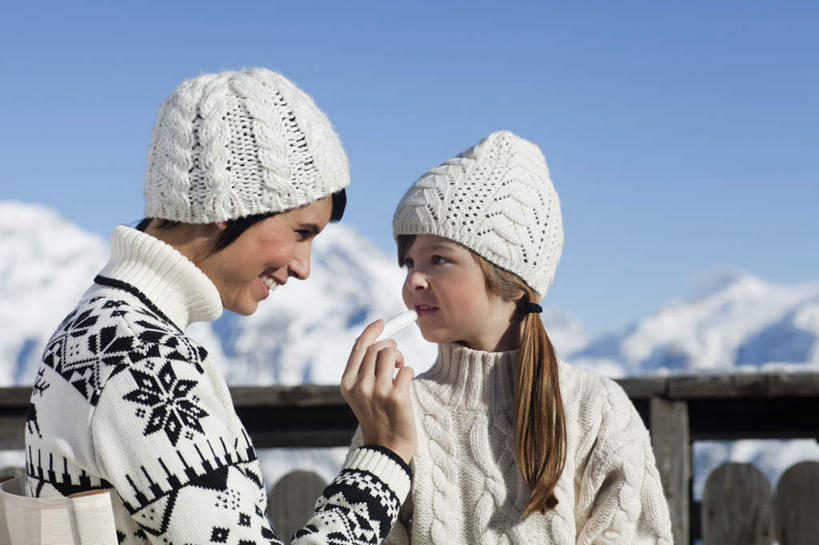 西方人,儿童,两个人,家庭,母亲,女儿,站,蹲,笑,微笑,露齿笑,横图,室外,白天,正面,毛衣,化妆,美容,纯洁,山,雪,雪山,大雪,帽子,欧洲,欧洲人,护肤,握,朦胧,模糊,栅栏,冰,积雪,山峰,雪景,冬季,冬天,山峦,拿,拿着,小孩,蓝色,蓝天,天空,唇膏,化妆品,润唇膏,口红,天,站着,保养,享受,休闲,温暖,温馨,母女,一家人,放松,寒冷,可爱,母爱,童年,童趣,握着,保健,晴朗,和睦,冰冷,化妆用品,线衫,童真,烂漫,无邪,养颜,万里无云,编织帽,严寒,冰凉,酷寒,凛冽,凛凛,极冷,唇棒,天真,年轻女性,女孩,女人,女性,白种人,孩子,年轻人,晴空,晴空万里,蹲着,站立,半身,彩图,绒衣,套衫,套头毛衣,线衣,融洽,女生