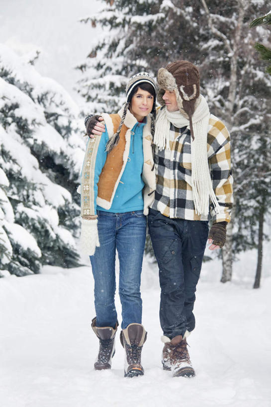 西方人,两个人,家庭,夫妻,走,抱,笑,微笑,露齿笑,竖图,室外,白天,正面,爱情,雪,植物,大雪,帽子,欧洲,欧洲人,服装,装饰,积雪,雪景,冬季,冬天,浪漫,注视,树,树木,衣服,绿色,自然,手套,观察,看,温暖,温馨,一家人,恩爱,寒冷,恋人,服饰,生长,成长,抱着,观看,羽绒服,保暖,华丽,点缀,和睦,察看,搂着,御寒,关注,衬托,美观,雅致,雅观,棉帽,严寒,雷锋帽,冬装,男人,男性,年轻男性,年轻女性,女人,女性,白种人,年轻人,夫妇,情侣,步行,搂,搂抱,散步,走路,彩图,全身,伴侣,融洽