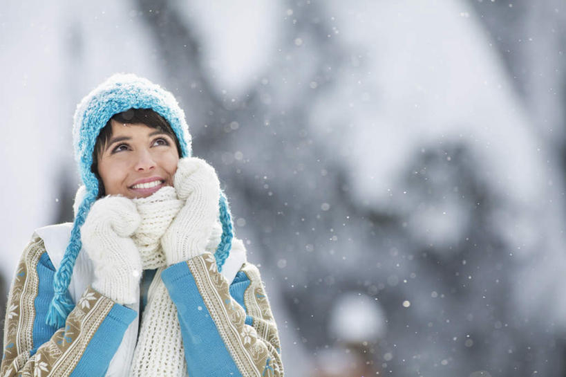 西方人,一个人,站,笑,微笑,露齿笑,横图,室外,白天,正面,雪,植物,大雪,帽子,欧洲,欧洲人,仅一个年轻女性,仅一个女性,仅一个人,握,服装,朦胧,模糊,装饰,积雪,雪景,冬季,冬天,注视,树,树木,衣服,蓝色,绿色,自然,手套,围巾,观察,看,站着,温暖,寒冷,握着,服饰,生长,成长,观看,羽绒服,保暖,华丽,点缀,察看,御寒,关注,衬托,美观,雅致,雅观,编织帽,严寒,冬装,年轻女性,女人,女性,白种人,抬头,仰头,站立,半身,彩图