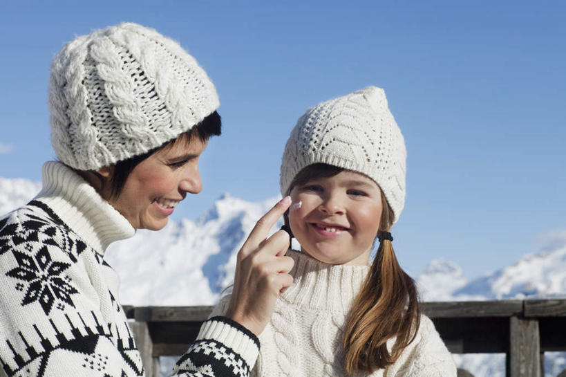 西方人,儿童,两个人,家庭,母亲,女儿,栏杆,站,笑,微笑,露齿笑,横图,室外,白天,正面,毛衣,化妆,美容,纯洁,山,雪,雪山,大雪,帽子,欧洲,欧洲人,擦,抚摸,护肤,美白,润肤露,栅栏,冰,积雪,篱笆,山峰,雪景,冬季,冬天,围栏,山峦,注视,护栏,小孩,蓝色,蓝天,天空,天,观察,看,清洁,站着,保养,享受,休闲,温暖,温馨,母女,一家人,放松,寒冷,可爱,母爱,去角质,童年,童趣,擦拭,保健,晴朗,观看,保湿,和睦,察看,冰冷,滋润,乳液,护肤品,关注,去死皮,护肤用品,线衫,舒缓,童真,烂漫,无邪,养颜,万里无云,去污,控油,紧肤,嫩肤,祛痘,去痘,祛角质,抗衰,再生,增白,补水,祛斑,抗皱,防皱,除皱,去皱,编织帽,严寒,冰凉,酷寒,凛冽,凛凛,极冷,揩擦,拭,天真,年轻女性,女孩,女人,女性,白种人,孩子,年轻人,晴空,晴空万里,站立,半身,彩图,绒衣,套衫,套头毛衣,线衣,融洽,女生,轻抚