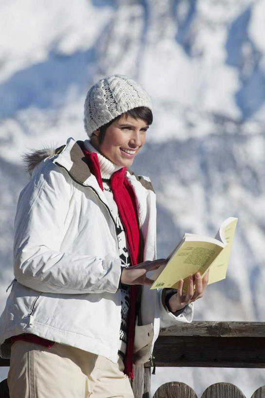 西方人,一个人,栏杆,站,笑,微笑,露齿笑,竖图,室外,白天,侧面,山,雪,雪山,大雪,帽子,书籍,欧洲,欧洲人,仅一个年轻女性,仅一个女性,仅一个人,一本,握,服装,朦胧,模糊,装饰,扶手,冰,积雪,山峰,雪景,冬季,冬天,山峦,拿,拿着,注视,护栏,衣服,围巾,观察,看,站着,温暖,寒冷,握着,服饰,围脖,观看,羽绒服,保暖,华丽,点缀,察看,冰冷,御寒,关注,衬托,美观,雅致,雅观,编织帽,严寒,冰凉,酷寒,凛冽,凛凛,极冷,冬装,年轻女性,女人,女性,白种人,书,图书,站立,半身,彩图