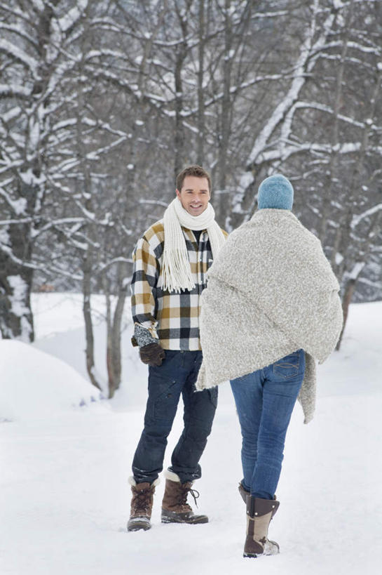 西方人,背部,两个人,家庭,夫妻,站,走,笑,微笑,露齿笑,竖图,室外,白天,正面,爱情,树林,雪,植物,大雪,帽子,欧洲,欧洲人,服装,装饰,积雪,雪景,冬季,冬天,浪漫,注视,树,树木,衣服,绿色,自然,围巾,观察,看,站着,温暖,温馨,一家人,恩爱,寒冷,恋人,服饰,生长,成长,围脖,观看,羽绒服,保暖,华丽,点缀,和睦,察看,御寒,关注,衬托,美观,雅致,雅观,编织帽,严寒,冬装,男人,男性,年轻男性,年轻女性,女人,女性,白种人,年轻人,夫妇,情侣,步行,散步,站立,走路,彩图,全身,伴侣,融洽