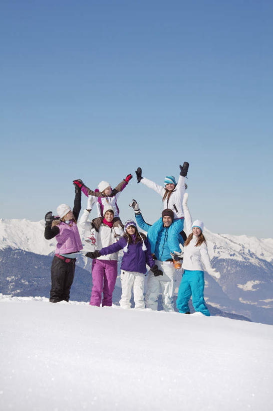 西方人,儿童,家庭,夫妻,母亲,父亲,女儿,儿子,站,举,伸展双臂,握手,笑,微笑,露齿笑,竖图,室外,白天,仰视,爱情,纯洁,山,雪,雪山,大雪,帽子,欧洲,欧洲人,五个人,服装,装饰,冰,积雪,山峰,雪景,冬季,冬天,山峦,许多人,浪漫,注视,小孩,骑,衣服,蓝色,蓝天,天空,手套,围巾,天,观察,看,扛,托,站着,一群人,温暖,温馨,父女,父子,母女,母子,一家人,恩爱,父爱,寒冷,可爱,母爱,童年,童趣,恋人,服饰,晴朗,围脖,观看,羽绒服,保暖,华丽,点缀,和睦,察看,冰冷,御寒,关注,童真,烂漫,无邪,万里无云,衬托,美观,雅致,雅观,编织帽,严寒,冰凉,酷寒,凛冽,凛凛,极冷,扛在肩上,骑在肩上,冬装,天真,男孩,男人,男性,年轻男性,年轻女性,女孩,女人,女性,白种人,孩子,年轻人,夫妇,情侣,晴空,晴空万里,搀手,敞开双臂,举起,举手,举着,拉手,伸开双臂,手拉手,手握手,向上举,向上伸,向上托,展开双肩,站立,张开手臂,张开双臂,彩图,低角度拍摄,全身,伴侣,融洽,男生,女生