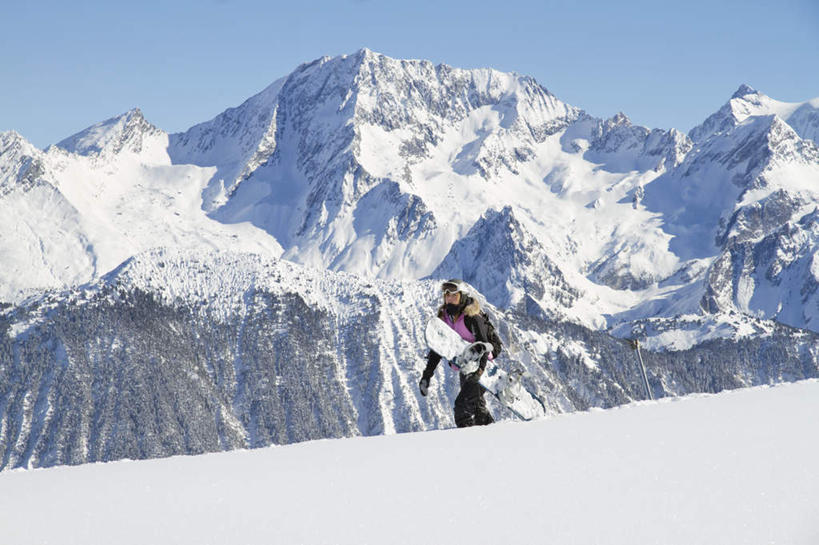 西方人,一个人,走,横图,室外,白天,侧面,山,雪,雪山,大雪,欧洲,欧洲人,仅一个年轻女性,仅一个女性,仅一个人,握,服装,冰,积雪,山峰,雪景,冬季,冬天,山峦,拿,拿着,注视,运动器械,衣服,蓝色,蓝天,天空,天,观察,看,温暖,健身器械,寒冷,握着,服饰,晴朗,观看,保暖,滑雪板,察看,冰冷,御寒,关注,健身器材,滑雪服,滑雪装备,万里无云,严寒,冰凉,酷寒,凛冽,凛凛,极冷,竞技服,旅游服,冬装,年轻女性,女人,女性,白种人,晴空,晴空万里,步行,散步,走路,彩图,全身,运动器材