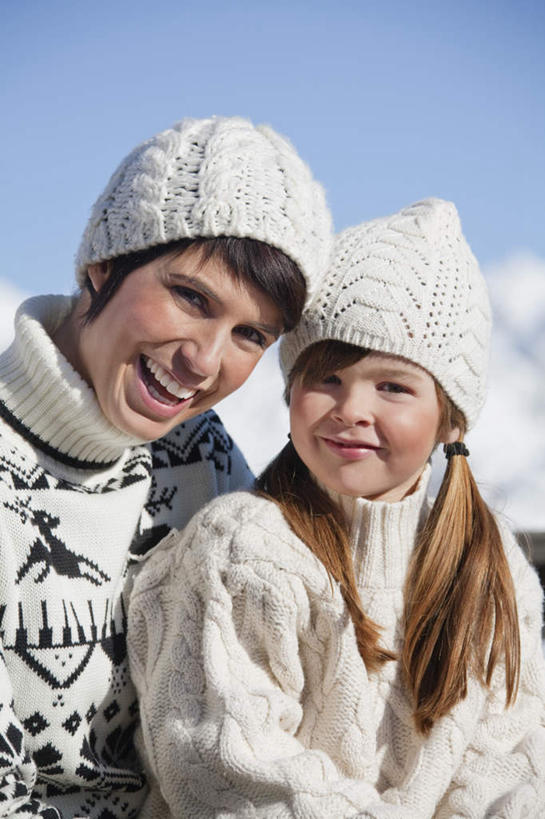 西方人,儿童,两个人,家庭,母亲,女儿,站,笑,微笑,露齿笑,竖图,室外,白天,正面,毛衣,纯洁,山,雪,雪山,大雪,帽子,欧洲,欧洲人,朦胧,模糊,冰,积雪,山峰,雪景,冬季,冬天,山峦,注视,小孩,蓝色,蓝天,天空,天,观察,看,站着,温暖,温馨,母女,一家人,寒冷,可爱,母爱,童年,童趣,晴朗,观看,和睦,察看,冰冷,关注,线衫,童真,烂漫,无邪,万里无云,编织帽,严寒,冰凉,酷寒,凛冽,凛凛,极冷,天真,年轻女性,女孩,女人,女性,白种人,孩子,年轻人,晴空,晴空万里,站立,半身,彩图,绒衣,套衫,套头毛衣,线衣,融洽,女生