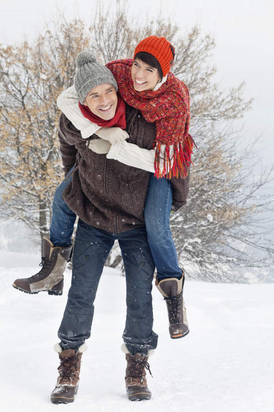 西方人,背,两个人,家庭,夫妻,站,抱,笑,微笑,露齿笑,竖图,室外,白天,正面,爱情,雪,植物,大雪,帽子,欧洲,欧洲人,服装,装饰,积雪,雪景,冬季,冬天,浪漫,注视,树,树木,衣服,绿色,天空,自然,围巾,天,背着,观察,看,站着,温暖,温馨,一家人,恩爱,寒冷,恋人,服饰,生长,晴朗,成长,围脖,抱着,观看,羽绒服,保暖,华丽,点缀,和睦,察看,搂着,御寒,关注,万里无云,衬托,美观,雅致,雅观,编织帽,严寒,背负,冬装,男人,男性,年轻男性,年轻女性,女人,女性,白种人,年轻人,夫妇,情侣,晴空,晴空万里,搂,搂抱,站立,彩图,全身,伴侣,融洽