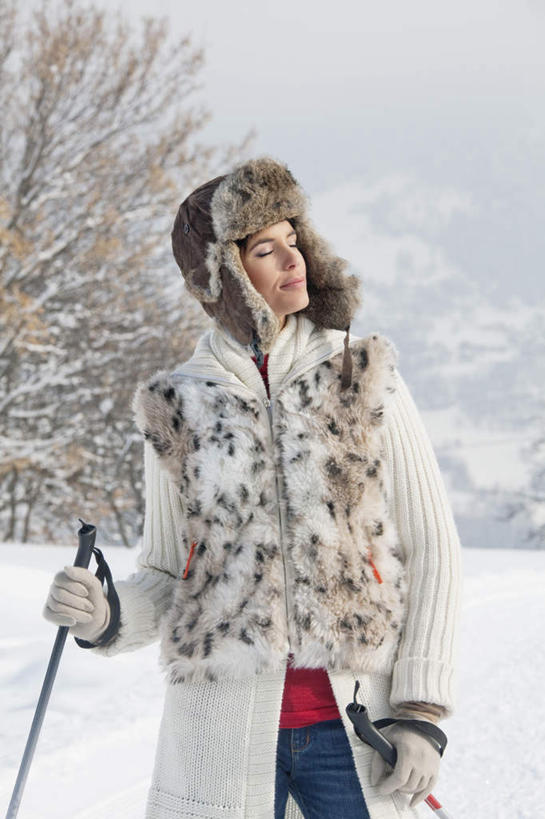 西方人,一个人,站,笑,微笑,竖图,室外,白天,正面,树林,雪,植物,大雪,帽子,欧洲,欧洲人,仅一个年轻女性,仅一个女性,仅一个人,握,服装,装饰,工具,器材,积雪,雪景,云,云朵,冬季,冬天,云彩,扭头,注视,运动器械,树,树木,衣服,蓝色,绿色,白云,蓝天,天空,自然,手套,围巾,天,观察,看,站着,转头,温暖,器械,健身器械,寒冷,握着,服饰,生长,晴朗,成长,拐杖,围脖,观看,保暖,华丽,滑雪杖,点缀,察看,御寒,关注,健身器材,滑雪服,滑雪装备,衬托,美观,雅致,雅观,棉帽,严寒,辅助设备,雷锋帽,竞技服,旅游服,冬装,年轻女性,女人,女性,白种人,晴空,站立,半身,彩图,运动器材