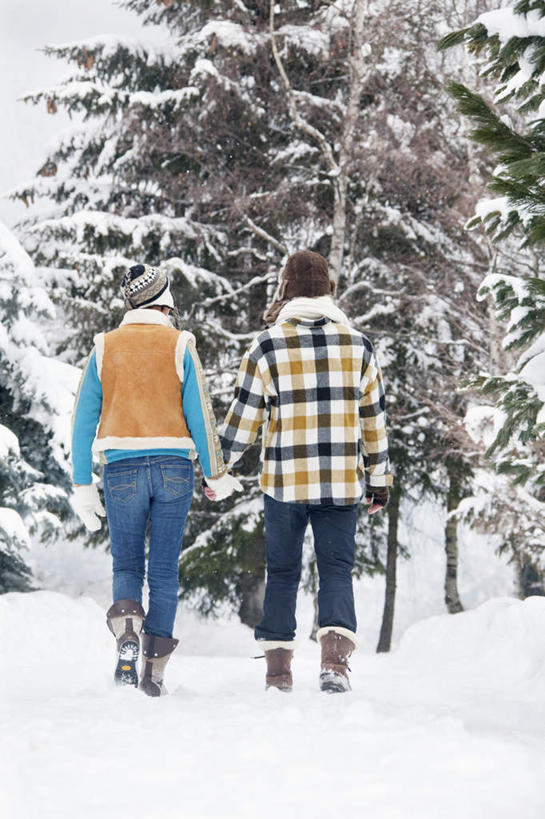 西方人,两个人,家庭,夫妻,走,握手,竖图,室外,白天,爱情,树林,雪,植物,大雪,欧洲,欧洲人,服装,装饰,积雪,雪景,冬季,冬天,浪漫,树,树木,背面,衣服,绿色,自然,手套,围巾,温暖,温馨,一家人,恩爱,寒冷,恋人,服饰,生长,成长,围脖,羽绒服,保暖,华丽,点缀,和睦,御寒,衬托,美观,雅致,雅观,严寒,冬装,男人,男性,年轻男性,年轻女性,女人,女性,白种人,年轻人,夫妇,情侣,步行,搀手,拉手,散步,手拉手,手握手,走路,彩图,全身,伴侣,融洽