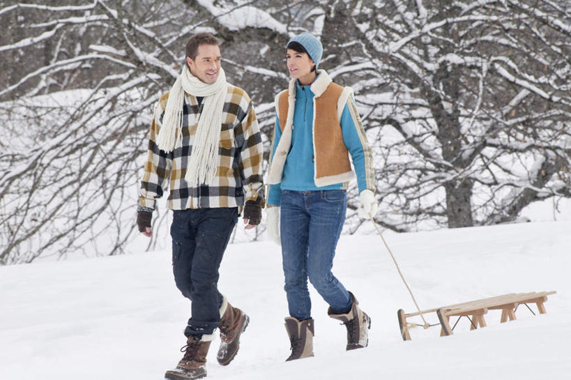 西方人,两个人,家庭,夫妻,走,握手,笑,微笑,露齿笑,横图,室外,白天,正面,爱情,树林,雪,植物,大雪,帽子,欧洲,欧洲人,握,服装,装饰,积雪,雪景,冬季,冬天,浪漫,注视,车,树,树木,衣服,绿色,自然,手套,围巾,交通工具,观察,看,温暖,温馨,一家人,恩爱,寒冷,握着,恋人,服饰,生长,成长,围脖,观看,羽绒服,保暖,华丽,雪橇,点缀,和睦,察看,御寒,关注,载具,雪橇车,衬托,美观,雅致,雅观,编织帽,严寒,冬装,男人,男性,年轻男性,年轻女性,女人,女性,白种人,年轻人,夫妇,情侣,步行,搀手,拉手,散步,手拉手,手握手,走路,彩图,全身,伴侣,融洽