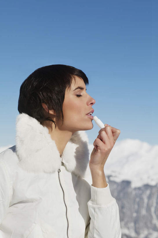 西方人,一个人,站,闭眼,笑,微笑,竖图,室外,白天,侧面,化妆,美容,山,雪,雪山,大雪,欧洲,欧洲人,仅一个年轻女性,仅一个女性,仅一个人,护肤,握,服装,冰,积雪,山峰,雪景,冬季,冬天,山峦,拿,拿着,衣服,蓝色,蓝天,天空,唇膏,化妆品,口红,天,站着,保养,享受,休闲,温暖,放松,寒冷,握着,保健,服饰,晴朗,羽绒服,保暖,冰冷,御寒,化妆用品,养颜,万里无云,严寒,冰凉,酷寒,凛冽,凛凛,极冷,唇棒,冬装,年轻女性,女人,女性,白种人,晴空,晴空万里,闭眼睛,闭着眼,闭着眼睛,站立,半身,彩图