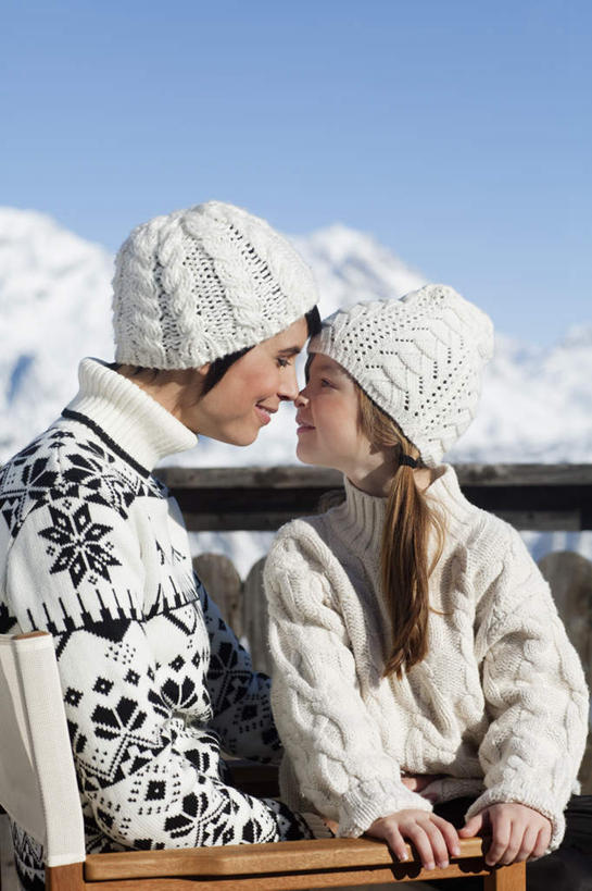 西方人,儿童,两个人,家庭,母亲,女儿,站,笑,微笑,露齿笑,竖图,室外,白天,正面,毛衣,纯洁,山,雪,雪山,大雪,帽子,欧洲,欧洲人,朦胧,模糊,冰,积雪,山峰,雪景,冬季,冬天,山峦,扭头,注视,小孩,蓝色,蓝天,天空,天,观察,看,靠,靠着,站着,转头,温暖,温馨,母女,一家人,寒冷,可爱,母爱,童年,童趣,晴朗,观看,和睦,察看,冰冷,关注,线衫,童真,烂漫,无邪,万里无云,编织帽,严寒,冰凉,酷寒,凛冽,凛凛,极冷,天真,年轻女性,女孩,女人,女性,白种人,孩子,年轻人,晴空,晴空万里,站立,半身,彩图,绒衣,套衫,套头毛衣,线衣,融洽,女生