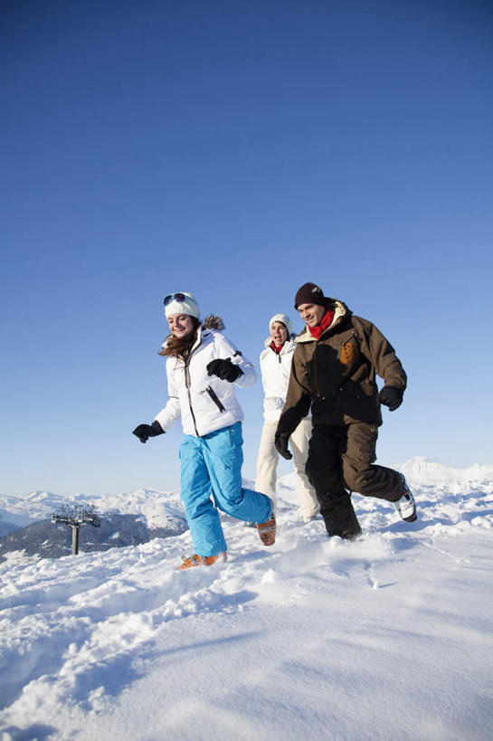 西方人,儿童,三个人,家庭,夫妻,母亲,父亲,女儿,走,笑,微笑,露齿笑,竖图,室外,白天,正面,爱情,旅游,度假,纯洁,石头,美景,山,雪,雪山,大雪,帽子,欧洲,欧洲人,阴影,服装,装饰,光线,石子,影子,冰,积雪,景观,山顶,山峰,雪景,冬季,冬天,山峦,浪漫,注视,娱乐,小孩,衣服,蓝色,蓝天,天空,阳光,自然,手套,天,观察,看,享受,休闲,温暖,温馨,父女,母女,三口之家,一家人,景色,恩爱,放松,父爱,寒冷,可爱,母爱,童年,童趣,恋人,服饰,晴朗,观看,保暖,华丽,点缀,和睦,察看,冰冷,御寒,关注,自然风光,滑雪服,童真,烂漫,无邪,沉积岩,万里无云,衬托,美观,雅致,雅观,棉帽,严寒,冰凉,酷寒,凛冽,凛凛,极冷,颠峰,极峰,水成岩,竞技服,旅游服,冬装,天真,男人,男性,年轻男性,年轻女性,女孩,女人,女性,白种人,孩子,年轻人,夫妇,情侣,石块,岩石,晴空,晴空万里,步行,散步,走路,彩图,全身,伴侣,融洽,女生