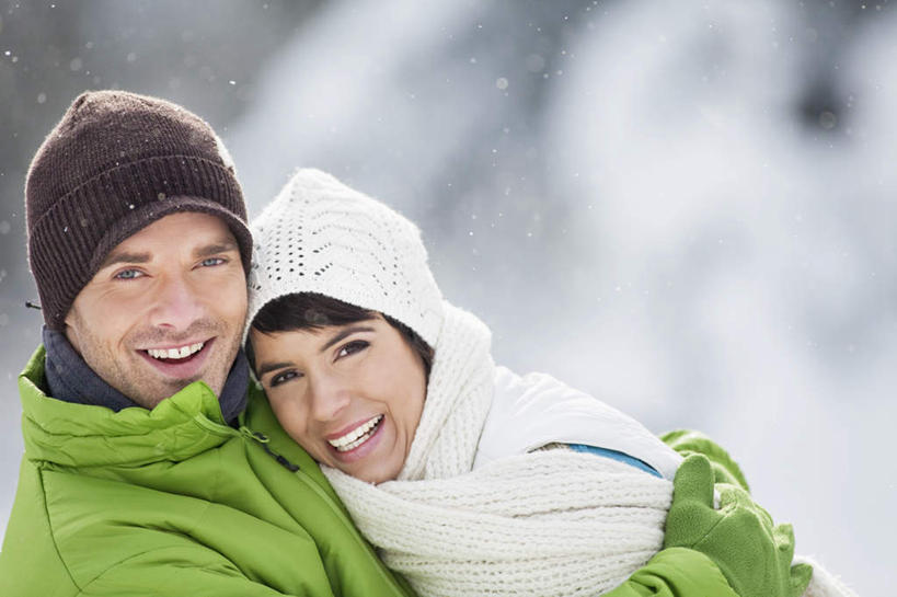 西方人,脸,头,脸颊,两个人,家庭,夫妻,抱,笑,微笑,露齿笑,横图,室外,特写,白天,侧面,爱情,旅游,度假,美景,山,雪,雪山,大雪,帽子,欧洲,欧洲人,服装,朦胧,模糊,装饰,冰,积雪,景观,山峰,雪景,冬季,冬天,山峦,浪漫,注视,娱乐,衣服,自然,围巾,观察,看,享受,休闲,温暖,温馨,一家人,景色,恩爱,放松,寒冷,恋人,服饰,围脖,抱着,观看,羽绒服,保暖,华丽,点缀,和睦,察看,冰冷,搂着,御寒,关注,自然风光,衬托,美观,雅致,雅观,棉帽,严寒,冰凉,酷寒,凛冽,凛凛,极冷,冬装,男人,男性,年轻男性,年轻女性,女人,女性,白种人,年轻人,头部,脸部,脸蛋,面部,夫妇,情侣,怀抱,搂,搂抱,相抱,拥抱,半身,彩图,伴侣,融洽