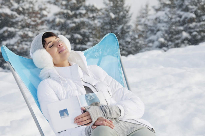 西方人,一个人,躺,闭眼,抱,笑,微笑,横图,室外,白天,正面,看书,旅游,度假,阅读,美景,森林,山,树林,雪,雪山,植物,大雪,松树,帽子,书籍,椅子,欧洲,欧洲人,仅一个女性,仅一个人,学习,服装,装饰,躺椅,冰,积雪,景观,山峰,雪景,冬季,冬天,山峦,娱乐,树,树木,衣服,绿色,自然,围巾,书本,看,仅一个中年女性,享受,休闲,温暖,景色,放松,寒冷,读书,浏览,服饰,生长,成长,围脖,抱着,羽绒服,保暖,华丽,沙滩椅,点缀,冰冷,搂着,御寒,自然风光,坚定,衬托,美观,雅致,雅观,长寿,棉帽,严寒,冰凉,酷寒,凛冽,凛凛,贞洁,极冷,卧着,冬装,女人,女性,中年女性,白种人,书,图书,闭眼睛,闭着眼,闭着眼睛,搂,搂抱,躺着,卧,半身,彩图