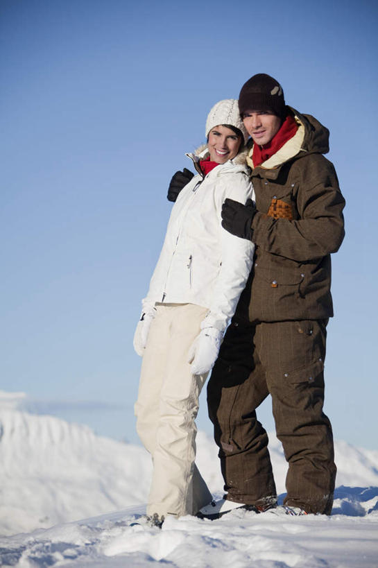 西方人,两个人,家庭,夫妻,站,抱,笑,微笑,露齿笑,竖图,室外,白天,侧面,爱情,旅游,度假,美景,山,雪,雪山,大雪,帽子,欧洲,欧洲人,阴影,服装,装饰,光线,影子,冰,积雪,景观,山峰,雪景,冬季,冬天,山峦,浪漫,注视,娱乐,衣服,蓝色,蓝天,天空,阳光,自然,围巾,天,观察,看,站着,享受,休闲,温暖,温馨,一家人,景色,恩爱,放松,寒冷,恋人,服饰,晴朗,围脖,抱着,观看,羽绒服,保暖,华丽,点缀,和睦,察看,冰冷,搂着,御寒,关注,自然风光,万里无云,衬托,美观,雅致,雅观,棉帽,严寒,冰凉,酷寒,凛冽,凛凛,极冷,冬装,男人,男性,年轻男性,年轻女性,女人,女性,白种人,年轻人,夫妇,情侣,晴空,晴空万里,怀抱,搂,搂抱,相抱,拥抱,站立,彩图,全身,伴侣,融洽