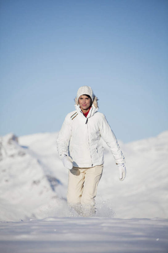 西方人,一个人,走,竖图,室外,白天,正面,旅游,度假,石头,美景,山,雪,雪山,大雪,帽子,欧洲,欧洲人,仅一个女性,仅一个人,阴影,服装,光线,石子,影子,冰,积雪,景观,山顶,山峰,雪景,冬季,冬天,山峦,注视,娱乐,衣服,蓝色,蓝天,天空,阳光,自然,天,观察,看,仅一个中年女性,享受,休闲,温暖,景色,放松,寒冷,服饰,晴朗,观看,羽绒服,保暖,察看,冰冷,御寒,关注,自然风光,沉积岩,万里无云,棉帽,严寒,冰凉,酷寒,凛冽,凛凛,极冷,颠峰,极峰,水成岩,冬装,女人,女性,中年女性,白种人,石块,岩石,晴空,晴空万里,步行,散步,走路,彩图,全身