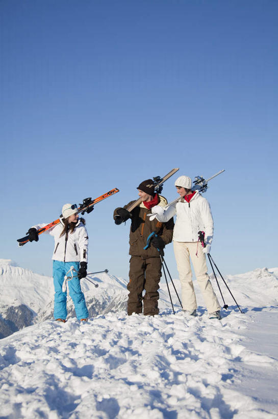 西方人,儿童,三个人,家庭,夫妻,母亲,父亲,女儿,站,竖图,室外,白天,正面,爱情,旅游,度假,纯洁,美景,山,雪,雪山,大雪,欧洲,欧洲人,握,阴影,光线,影子,冰,积雪,景观,山峰,雪景,冬季,冬天,山峦,浪漫,拿,拿着,注视,娱乐,运动器械,小孩,蓝色,蓝天,天空,阳光,自然,天,观察,看,站着,享受,休闲,温暖,温馨,父女,母女,三口之家,一家人,健身器械,景色,恩爱,放松,父爱,寒冷,可爱,母爱,童年,童趣,握着,恋人,晴朗,观看,滑雪板,和睦,察看,冰冷,关注,自然风光,健身器材,滑雪装备,童真,烂漫,无邪,万里无云,严寒,冰凉,酷寒,凛冽,凛凛,极冷,天真,男人,男性,年轻男性,年轻女性,女孩,女人,女性,白种人,孩子,年轻人,夫妇,情侣,晴空,晴空万里,站立,彩图,全身,伴侣,融洽,运动器材,女生