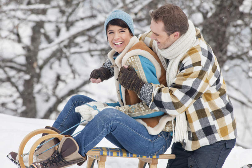 西方人,儿童,两个人,三个人,家庭,夫妻,母亲,父亲,女儿,坐,抱,笑,微笑,露齿笑,横图,室外,白天,侧面,爱情,旅游,度假,纯洁,美景,森林,山,树林,雪,雪山,植物,大雪,欧洲,欧洲人,朦胧,模糊,冰,积雪,景观,山峰,雪景,冬季,冬天,山峦,浪漫,注视,娱乐,车,树,树木,小孩,绿色,自然,交通工具,观察,看,享受,休闲,温暖,温馨,父女,母女,三口之家,一家人,景色,恩爱,放松,父爱,寒冷,可爱,母爱,童年,童趣,恋人,生长,成长,抱着,观看,雪橇,和睦,察看,冰冷,搂着,关注,自然风光,载具,雪橇车,童真,烂漫,无邪,严寒,冰凉,酷寒,凛冽,凛凛,极冷,天真,男人,男性,年轻男性,年轻女性,女孩,女人,女性,白种人,孩子,年轻人,夫妇,情侣,怀抱,搂,搂抱,相抱,拥抱,坐着,半身,彩图,伴侣,融洽,女生