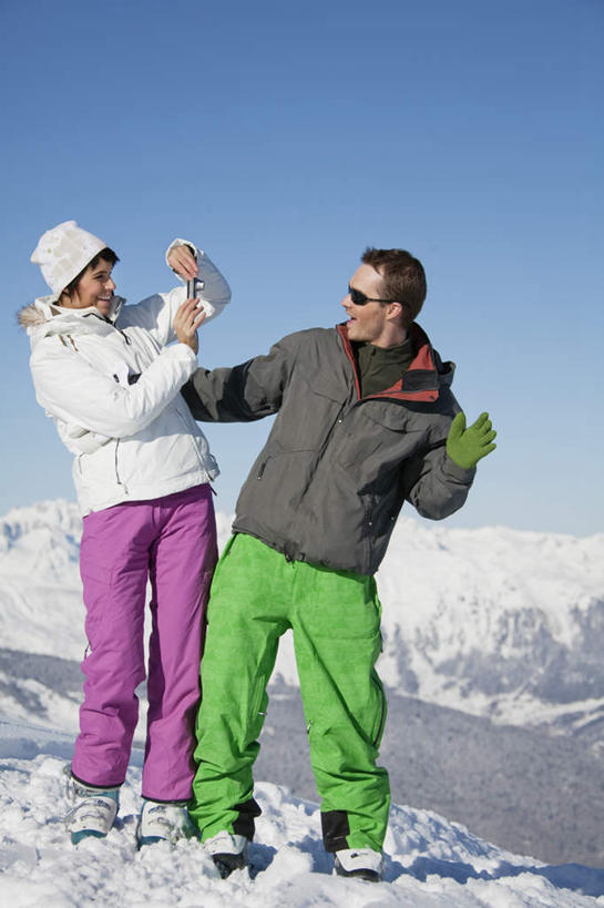 西方人,两个人,家庭,夫妻,站,笑,微笑,露齿笑,竖图,室外,白天,正面,爱情,旅游,度假,石头,美景,山,雪,雪山,大雪,帽子,相机,欧洲,欧洲人,握,阴影,服装,装饰,光线,墨镜,石子,眼镜,影子,冰,积雪,景观,山顶,山峰,雪景,冬季,冬天,山峦,浪漫,拿,拿着,注视,娱乐,拍照,衣服,蓝色,蓝天,天空,阳光,自然,数码相机,太阳镜,太阳眼镜,围巾,天,观察,看,站着,享受,休闲,温暖,温馨,一家人,遮阳镜,景色,恩爱,放松,寒冷,握着,恋人,摄影,服饰,晴朗,围脖,观看,羽绒服,保暖,华丽,点缀,和睦,察看,冰冷,御寒,关注,自然风光,沉积岩,万里无云,衬托,美观,雅致,雅观,棉帽,严寒,冰凉,酷寒,凛冽,凛凛,极冷,颠峰,极峰,水成岩,冬装,男人,男性,年轻男性,年轻女性,女人,女性,白种人,年轻人,夫妇,情侣,照相机,石块,岩石,晴空,晴空万里,站立,彩图,全身,照相,伴侣,融洽