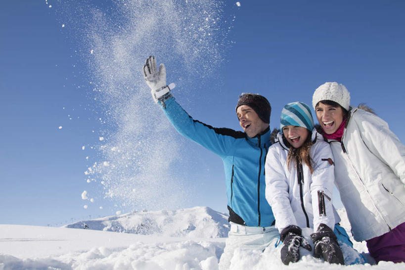 西方人,儿童,三个人,家庭,夫妻,母亲,父亲,女儿,投,举,笑,微笑,露齿笑,横图,室外,白天,正面,爱情,旅游,度假,纯洁,石头,美景,山,雪,雪山,大雪,帽子,欧洲,欧洲人,阴影,服装,装饰,光线,石子,影子,冰,积雪,景观,山顶,山峰,雪景,冬季,冬天,山峦,浪漫,注视,娱乐,小孩,衣服,蓝色,蓝天,天空,阳光,自然,围巾,天,观察,看,托,享受,休闲,温暖,温馨,父女,母女,三口之家,一家人,景色,恩爱,放松,父爱,寒冷,可爱,母爱,童年,童趣,恋人,服饰,晴朗,围脖,观看,羽绒服,保暖,华丽,点缀,和睦,察看,冰冷,御寒,关注,自然风光,童真,烂漫,无邪,沉积岩,万里无云,衬托,美观,雅致,雅观,棉帽,严寒,冰凉,酷寒,凛冽,凛凛,极冷,颠峰,极峰,水成岩,冬装,天真,男人,男性,年轻男性,年轻女性,女孩,女人,女性,白种人,孩子,年轻人,夫妇,情侣,石块,岩石,晴空,晴空万里,举起,举手,举着,抛,扔,撒,向上举,向上伸,向上托,掷,半身,彩图,伴侣,融洽,女生