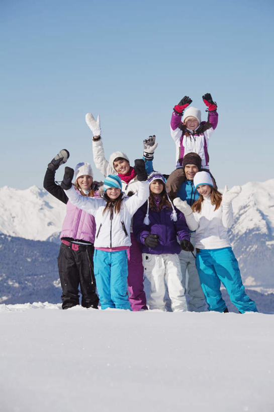 西方人,儿童,家庭,夫妻,母亲,父亲,女儿,儿子,站,举,笑,微笑,露齿笑,竖图,室外,白天,正面,爱情,旅游,度假,纯洁,石头,美景,山,雪,雪山,大雪,帽子,欧洲,欧洲人,阴影,服装,装饰,光线,石子,影子,冰,积雪,景观,山顶,山峰,雪景,冬季,冬天,山峦,许多人,浪漫,注视,娱乐,小孩,衣服,蓝色,蓝天,天空,阳光,自然,围巾,天,观察,看,托,站着,一群人,享受,休闲,温暖,温馨,父女,父子,母女,母子,一家人,景色,恩爱,放松,父爱,寒冷,可爱,母爱,童年,童趣,恋人,服饰,晴朗,围脖,观看,羽绒服,保暖,华丽,点缀,和睦,察看,冰冷,御寒,关注,自然风光,童真,烂漫,无邪,沉积岩,万里无云,衬托,美观,雅致,雅观,棉帽,严寒,冰凉,酷寒,凛冽,凛凛,极冷,颠峰,极峰,水成岩,冬装,天真,男孩,男人,男性,年轻男性,年轻女性,女孩,女人,女性,白种人,孩子,年轻人,夫妇,情侣,石块,岩石,晴空,晴空万里,举起,举手,举着,向上举,向上伸,向上托,站立,彩图,全身,伴侣,融洽,男生,女生