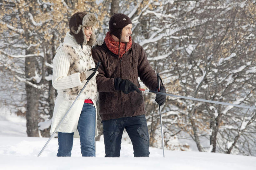 西方人,两个人,家庭,夫妻,站,笑,微笑,露齿笑,横图,室外,白天,正面,爱情,旅游,度假,美景,森林,山,树林,雪,雪山,植物,大雪,帽子,欧洲,欧洲人,握,服装,装饰,工具,器材,冰,积雪,景观,山峰,雪景,冬季,冬天,山峦,浪漫,拿,拿着,注视,娱乐,运动器械,树,树木,衣服,绿色,自然,手套,围巾,观察,看,站着,享受,休闲,温暖,温馨,一家人,器械,健身器械,景色,恩爱,放松,寒冷,握着,恋人,服饰,生长,成长,拐杖,围脖,观看,羽绒服,保暖,华丽,滑雪杖,点缀,和睦,察看,冰冷,御寒,关注,自然风光,健身器材,滑雪装备,衬托,美观,雅致,雅观,棉帽,严寒,辅助设备,冰凉,酷寒,凛冽,凛凛,极冷,冬装,男人,男性,年轻男性,年轻女性,女人,女性,白种人,年轻人,夫妇,情侣,站立,半身,彩图,伴侣,融洽,运动器材