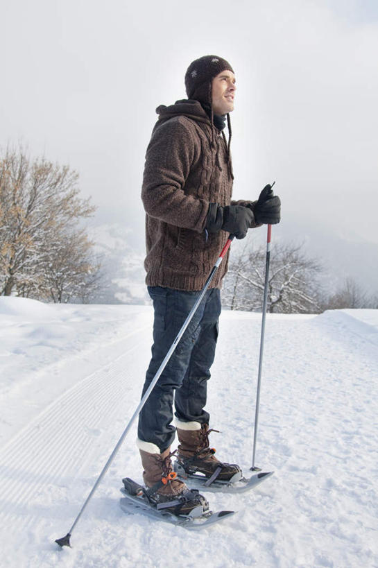 西方人,一个人,站,竖图,室外,白天,侧面,旅游,度假,美景,森林,山,树林,雪,雪山,植物,大雪,帽子,欧洲,欧洲人,仅一个男性,仅一个人,握,服装,装饰,工具,器材,冰,积雪,景观,山峰,雪景,冬季,冬天,山峦,拿,拿着,注视,娱乐,运动器械,树,树木,仅一个年轻男性,衣服,绿色,自然,手套,围巾,观察,看,站着,享受,休闲,温暖,器械,健身器械,景色,放松,寒冷,握着,服饰,生长,成长,拐杖,围脖,观看,羽绒服,保暖,华丽,滑雪杖,点缀,察看,冰冷,御寒,关注,自然风光,健身器材,滑雪装备,衬托,美观,雅致,雅观,棉帽,严寒,辅助设备,冰凉,酷寒,凛冽,凛凛,极冷,冬装,男人,男性,年轻男性,白种人,站立,彩图,全身,运动器材