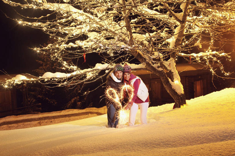 西方人,两个人,家庭,夫妻,站,横图,室外,夜晚,正面,爱情,旅游,度假,美景,森林,山,树林,雪,雪山,植物,大雪,帽子,欧洲,欧洲人,握,阴影,服装,爱心,装饰,光线,影子,冰,积雪,景观,山峰,雪景,冬季,冬天,灯光,山峦,浪漫,拿,拿着,注视,娱乐,树,树木,衣服,绿色,自然,围巾,观察,看,站着,享受,休闲,温暖,温馨,心形,一家人,景色,恩爱,放松,寒冷,握着,恋人,服饰,生长,成长,围脖,观看,羽绒服,保暖,华丽,点缀,和睦,察看,冰冷,御寒,关注,自然风光,衬托,美观,雅致,雅观,棉帽,严寒,冰凉,酷寒,凛冽,凛凛,极冷,冬装,男人,男性,年轻男性,年轻女性,女人,女性,白种人,年轻人,心型,夫妇,情侣,站立,半身,彩图,伴侣,融洽