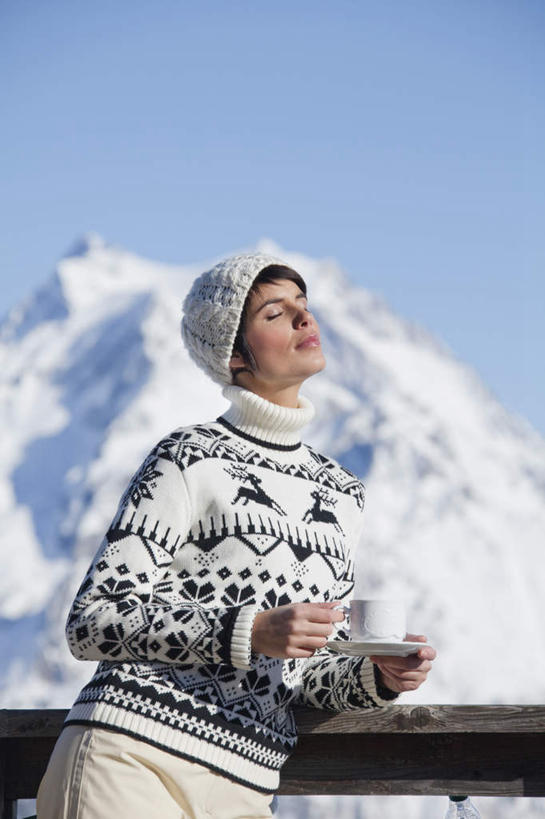 西方人,一个人,栏杆,露台,站,闭眼,竖图,室外,白天,正面,毛衣,旅游,度假,石头,美景,山,雪,雪山,大雪,阳台,杯子,帽子,欧洲,欧洲人,仅一个女性,仅一个人,握,阴影,光线,瓷器,石子,影子,冰,积雪,景观,山顶,山峰,雪景,冬季,冬天,围栏,咖啡杯,陶瓷制品,山峦,拿,拿着,娱乐,护栏,蓝色,蓝天,天空,阳光,自然,天,站着,仅一个中年女性,享受,休闲,景色,放松,寒冷,握着,晴朗,冰冷,自然风光,瓷杯,线衫,沉积岩,万里无云,棉帽,严寒,冰凉,酷寒,凛冽,凛凛,极冷,颠峰,极峰,水成岩,女人,女性,中年女性,白种人,石块,岩石,晴空,晴空万里,闭眼睛,闭着眼,闭着眼睛,站立,半身,彩图,绒衣,套衫,套头毛衣,线衣,露天阳台