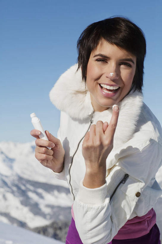 西方人,一个人,站,笑,微笑,露齿笑,竖图,室外,白天,正面,旅游,度假,石头,美景,山,雪,雪山,大雪,欧洲,欧洲人,仅一个女性,仅一个人,握,阴影,服装,朦胧,模糊,光线,石子,影子,冰,积雪,景观,山顶,山峰,雪景,冬季,冬天,山峦,拿,拿着,注视,娱乐,衣服,蓝色,蓝天,天空,阳光,自然,润唇膏,天,观察,看,站着,仅一个中年女性,享受,休闲,温暖,景色,放松,寒冷,握着,服饰,晴朗,观看,羽绒服,保暖,察看,冰冷,御寒,关注,自然风光,沉积岩,万里无云,严寒,冰凉,酷寒,凛冽,凛凛,极冷,颠峰,极峰,水成岩,冬装,女人,女性,中年女性,白种人,石块,岩石,晴空,晴空万里,站立,半身,彩图