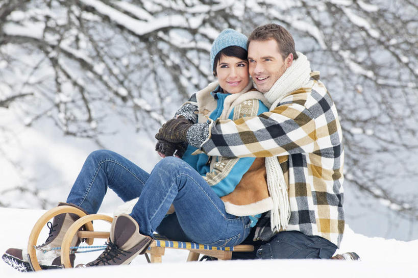 西方人,两个人,家庭,夫妻,坐,抱,笑,微笑,露齿笑,横图,室外,白天,侧面,爱情,旅游,度假,美景,森林,山,树林,雪,雪山,植物,大雪,帽子,欧洲,欧洲人,服装,装饰,冰,积雪,景观,山峰,雪景,冬季,冬天,山峦,浪漫,注视,娱乐,车,树,树木,衣服,绿色,自然,手套,围巾,交通工具,观察,看,享受,休闲,温暖,温馨,一家人,景色,恩爱,放松,寒冷,恋人,服饰,生长,成长,围脖,抱着,观看,羽绒服,保暖,华丽,雪橇,点缀,和睦,察看,冰冷,搂着,御寒,关注,自然风光,载具,雪橇车,衬托,美观,雅致,雅观,棉帽,严寒,冰凉,酷寒,凛冽,凛凛,极冷,冬装,男人,男性,年轻男性,年轻女性,女人,女性,白种人,年轻人,夫妇,情侣,怀抱,搂,搂抱,相抱,拥抱,坐着,半身,彩图,伴侣,融洽