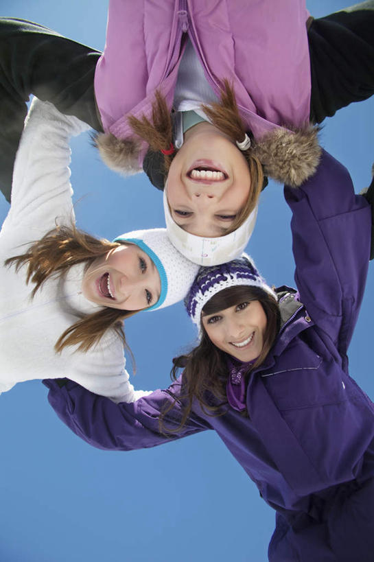 西方人,三个人,伙伴,朋友,站,笑,大笑,竖图,室外,白天,仰视,旅游,度假,兴奋,友谊,美景,帽子,欧洲,欧洲人,弯腰,阴影,服装,装饰,光线,影子,景观,注视,娱乐,衣服,蓝色,蓝天,天空,阳光,自然,围巾,天,低头,观察,看,站着,张嘴,享受,休闲,温暖,景色,放松,服饰,晴朗,围脖,观看,羽绒服,保暖,华丽,点缀,察看,御寒,关注,自然风光,张大嘴巴,万里无云,哈哈大笑,弯身,衬托,美观,雅致,雅观,棉帽,冬装,友情,年轻女性,女人,女性,白种人,晴空,晴空万里,张开嘴,站立,半身,彩图,低角度拍摄,高兴,狂笑