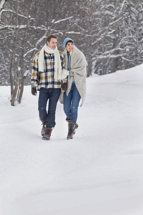 西方人,两个人,家庭,夫妻,站,握手,竖图,室外,白天,正面,爱情,旅游,度假,美景,森林,山,树林,雪,雪山,植物,大雪,帽子,欧洲,欧洲人,服装,装饰,冰,积雪,景观,山峰,雪景,冬季,冬天,山峦,浪漫,注视,娱乐,树,树木,衣服,绿色,自然,围巾,观察,看,站着,享受,休闲,温暖,温馨,一家人,景色,恩爱,放松,寒冷,恋人,服饰,生长,成长,围脖,观看,羽绒服,保暖,华丽,点缀,和睦,察看,冰冷,御寒,关注,自然风光,衬托,美观,雅致,雅观,棉帽,严寒,冰凉,酷寒,凛冽,凛凛,极冷,冬装,男人,男性,年轻男性,年轻女性,女人,女性,白种人,年轻人,夫妇,情侣,搀手,拉手,手搀手,手拉手,手牵手,手握手,站立,彩图,全身,伴侣,融洽