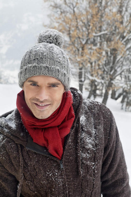 西方人,一个人,站,笑,微笑,露齿笑,竖图,室外,白天,正面,旅游,度假,美景,森林,山,树林,雪,雪山,植物,大雪,帽子,欧洲,欧洲人,仅一个男性,仅一个人,服装,装饰,冰,积雪,景观,山峰,雪景,冬季,冬天,山峦,注视,娱乐,树,树木,仅一个年轻男性,衣服,绿色,自然,围巾,观察,看,站着,享受,休闲,温暖,景色,放松,寒冷,服饰,生长,成长,围脖,观看,羽绒服,保暖,华丽,点缀,察看,冰冷,御寒,关注,自然风光,衬托,美观,雅致,雅观,棉帽,严寒,冰凉,酷寒,凛冽,凛凛,极冷,冬装,男人,男性,年轻男性,白种人,站立,半身,彩图