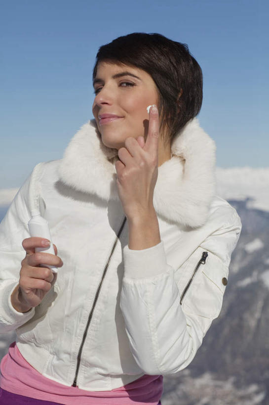 西方人,一个人,站,竖图,室外,白天,正面,化妆,美容,旅游,度假,美景,山,雪,雪山,大雪,欧洲,欧洲人,仅一个女性,仅一个人,擦,抚摸,护肤,握,阴影,服装,美白,光线,润肤露,影子,冰,积雪,景观,山峰,雪景,冬季,冬天,山峦,拿,拿着,注视,娱乐,衣服,蓝色,蓝天,天空,阳光,自然,天,观察,看,清洁,站着,仅一个中年女性,保养,享受,休闲,温暖,景色,放松,寒冷,去角质,擦拭,握着,保健,服饰,晴朗,观看,保湿,羽绒服,保暖,察看,冰冷,滋润,乳液,御寒,护肤品,关注,去死皮,自然风光,护肤用品,舒缓,养颜,万里无云,去污,控油,紧肤,嫩肤,祛痘,去痘,祛角质,抗衰,再生,增白,补水,祛斑,抗皱,防皱,除皱,去皱,严寒,冰凉,酷寒,凛冽,凛凛,极冷,揩擦,拭,冬装,女人,女性,中年女性,白种人,晴空,晴空万里,站立,半身,彩图,轻抚