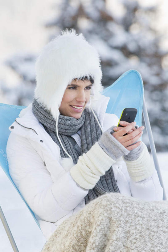 西方人,一个人,坐,笑,打电话,微笑,露齿笑,竖图,室外,白天,正面,旅游,度假,美景,森林,山,树林,雪,雪山,植物,大雪,松树,电话,帽子,手机,椅子,纺织品,欧洲,欧洲人,仅一个女性,仅一个人,握,服装,朦胧,模糊,装饰,毛毯,毯子,躺椅,冰,积雪,景观,山峰,雪景,冬季,冬天,山峦,拿,拿着,注视,娱乐,通讯设备,树,树木,纺织,衣服,绿色,自然,围巾,垫子,观察,看,享受,休闲,温暖,景色,放松,寒冷,握着,服饰,仅一个老年女性,生长,成长,围脖,观看,羽绒服,保暖,华丽,沙滩椅,点缀,察看,冰冷,御寒,关注,自然风光,坚定,衬托,美观,雅致,雅观,长寿,棉帽,严寒,冰凉,酷寒,凛冽,凛凛,贞洁,极冷,冬装,交流,老年女性,女人,女性,白种人,沟通,通话,坐着,半身,彩图