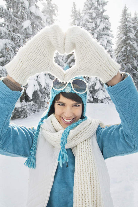 西方人,一个人,站,举,笑,微笑,露齿笑,竖图,室外,白天,正面,爱情,旅游,度假,美景,森林,山,树林,雪,雪山,植物,大雪,松树,帽子,欧洲,欧洲人,仅一个女性,仅一个人,服装,爱心,装饰,冰,积雪,景观,山峰,雪景,冬季,冬天,山峦,浪漫,注视,娱乐,树,树木,衣服,绿色,自然,手套,围巾,观察,看,托,站着,仅一个中年女性,享受,休闲,温暖,温馨,心形,景色,恩爱,放松,寒冷,服饰,生长,成长,围脖,观看,羽绒服,保暖,华丽,点缀,和睦,察看,冰冷,御寒,关注,自然风光,坚定,衬托,美观,雅致,雅观,长寿,棉帽,严寒,冰凉,酷寒,凛冽,凛凛,贞洁,极冷,冬装,女人,女性,中年女性,白种人,心型,举起,举手,举着,向上举,向上伸,向上托,站立,半身,彩图,融洽