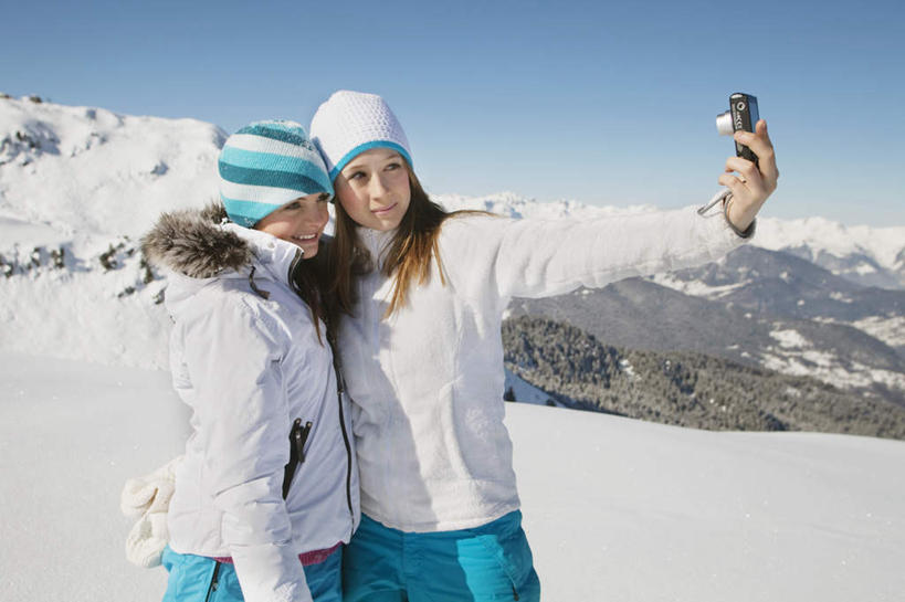 西方人,两个人,伙伴,朋友,站,笑,微笑,露齿笑,横图,室外,白天,正面,旅游,度假,友谊,石头,美景,山,雪,雪山,大雪,帽子,相机,欧洲,欧洲人,握,阴影,服装,装饰,光线,石子,影子,冰,积雪,景观,山顶,山峰,雪景,冬季,冬天,山峦,拿,拿着,注视,娱乐,拍照,衣服,蓝色,蓝天,天空,阳光,自然,数码相机,围巾,天,观察,看,站着,享受,休闲,温暖,景色,放松,寒冷,握着,摄影,服饰,晴朗,围脖,观看,羽绒服,保暖,华丽,点缀,察看,冰冷,御寒,关注,自然风光,沉积岩,万里无云,衬托,美观,雅致,雅观,棉帽,严寒,冰凉,酷寒,凛冽,凛凛,极冷,颠峰,极峰,水成岩,冬装,友情,年轻女性,女人,女性,白种人,照相机,石块,岩石,晴空,晴空万里,站立,半身,彩图,照相