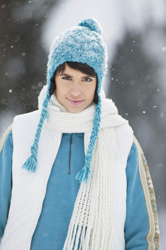 西方人,一个人,站,笑,微笑,竖图,室外,白天,正面,旅游,度假,美景,森林,山,树林,雪,雪山,植物,大雪,帽子,欧洲,欧洲人,仅一个女性,仅一个人,服装,朦胧,模糊,装饰,冰,积雪,景观,山峰,雪景,冬季,冬天,山峦,注视,娱乐,树,树木,衣服,绿色,自然,围巾,观察,看,站着,仅一个中年女性,享受,休闲,温暖,景色,放松,寒冷,服饰,生长,成长,围脖,观看,羽绒服,保暖,华丽,点缀,察看,冰冷,御寒,关注,自然风光,衬托,美观,雅致,雅观,棉帽,严寒,冰凉,酷寒,凛冽,凛凛,极冷,冬装,女人,女性,中年女性,白种人,站立,半身,彩图