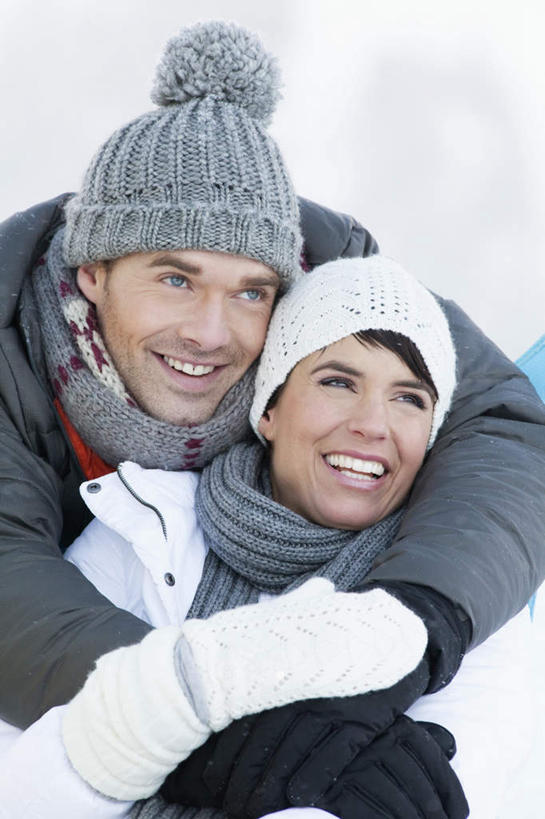 西方人,两个人,家庭,夫妻,躺,抱,笑,微笑,露齿笑,竖图,俯视,室外,白天,爱情,旅游,度假,美景,山,雪,雪山,大雪,帽子,欧洲,欧洲人,服装,装饰,冰,积雪,景观,山峰,雪景,冬季,冬天,山峦,浪漫,注视,娱乐,衣服,自然,围巾,观察,看,享受,休闲,温暖,温馨,一家人,景色,恩爱,放松,寒冷,恋人,服饰,围脖,抱着,观看,羽绒服,保暖,华丽,点缀,和睦,察看,冰冷,搂着,御寒,关注,自然风光,衬托,美观,雅致,雅观,棉帽,严寒,冰凉,酷寒,凛冽,凛凛,极冷,卧着,冬装,男人,男性,年轻男性,年轻女性,女人,女性,白种人,年轻人,夫妇,情侣,搂,搂抱,躺着,卧,半身,彩图,高角度拍摄,伴侣,融洽